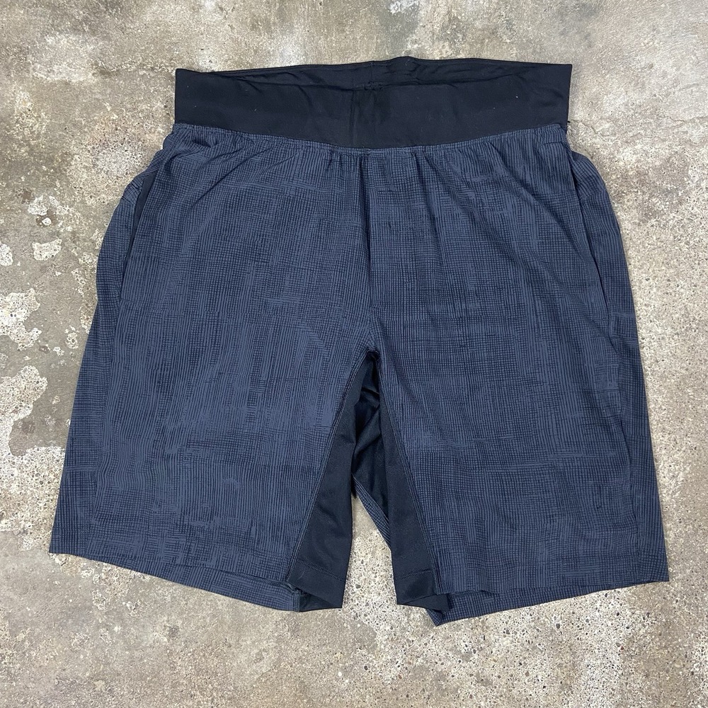 Lululemon Shorts Men's Size Medium Gray Drawstring Waistband Athletic Wear